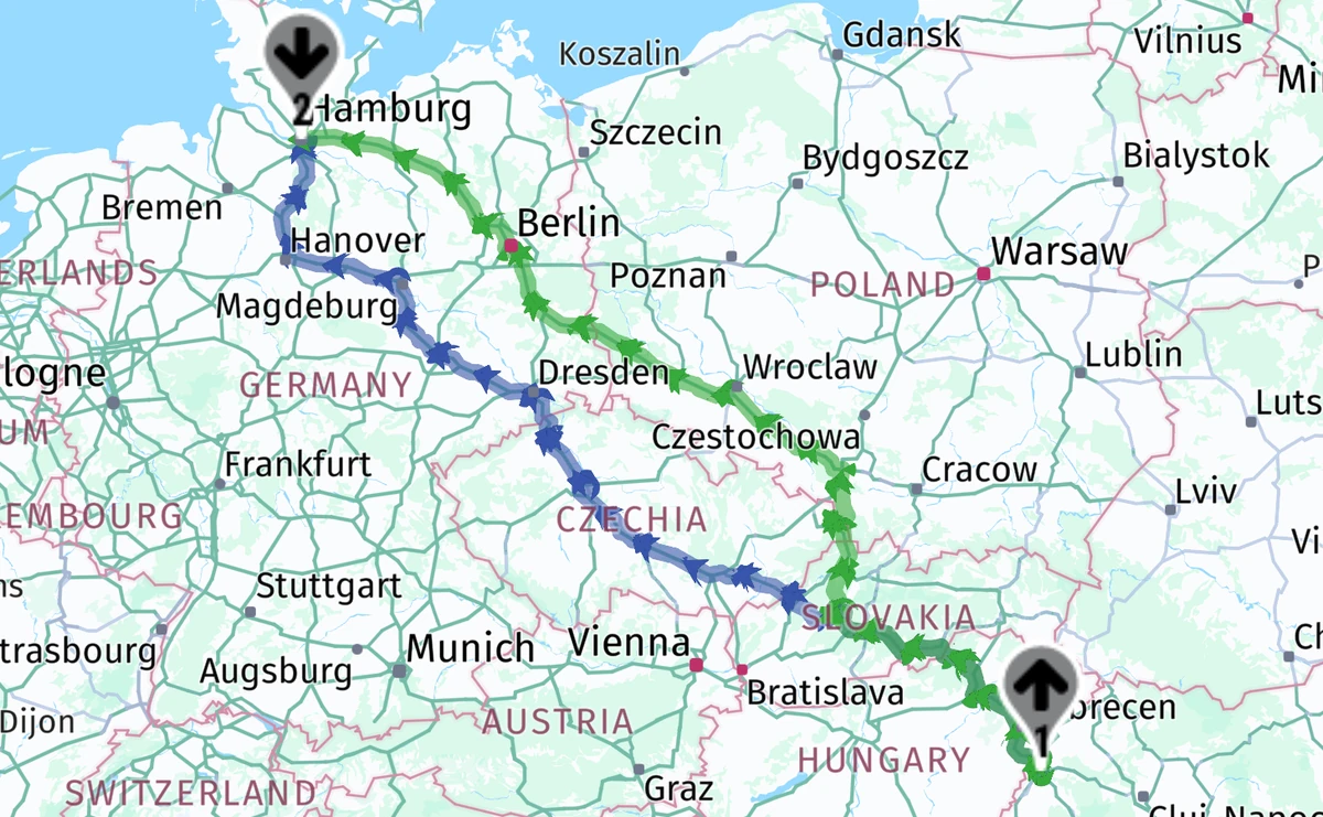 Captura HERE din program pentru camionul de 40 t, de la Oradea la Hamburg: varianta 1 (albastră) prin Cehia, varianta 2 (verde) prin Polonia și pe la Berlin.